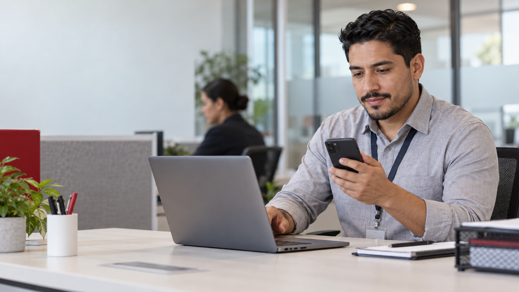 Profesional atendiendo consultas ciudadanas por medios digitales